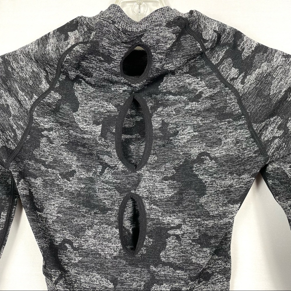 Gymshark Adapt Camo Seamless Top - Picture 5 of 5